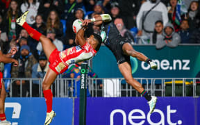 Jamayne Isaako of the Dolphins and Marcelo Montoya of the Warriors contest for a high ball.
One NZ Warriors v Dolphins, Indigenous round 12 of the Telstra NRL Premiership at Go Media Stadium, Mt Smart, Auckland, New Zealand on Sunday 26 May 2024. © Photo: Andrew Cornaga / Photosport