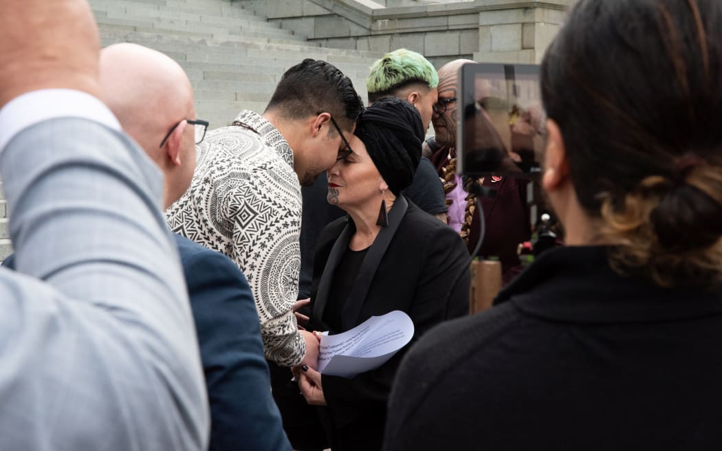 Josiah Tualamali'i and Debbie Ngarewa-Packer hongi.