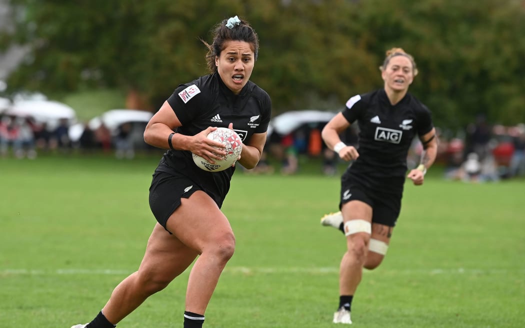 Shakira Baker playing for the Black Ferns Sevens.