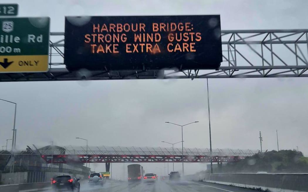 Authorities issued warnings to Auckland motorists, as heavy rain and winds swept over the city through the morning commute, on 4 April, 2025.