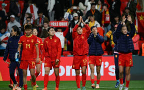 China players applaud the fans after the end of the Australia and New Zealand 2023 Women's World Cup Group D football match between China and England at Hindmarsh Stadium in Adelaide on August 1, 2023. (Photo by Brenton EDWARDS / AFP)