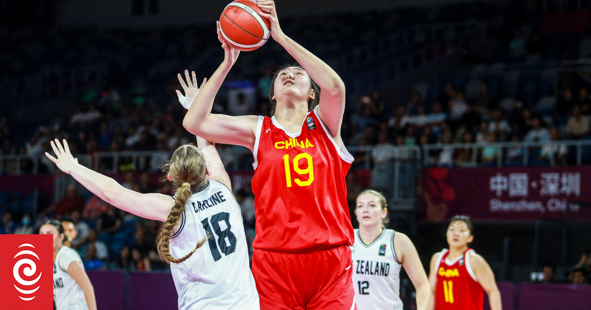 2,2 m wzrostu i 17 lat stają się popularne po zagraniu w Junior Tall Ferns