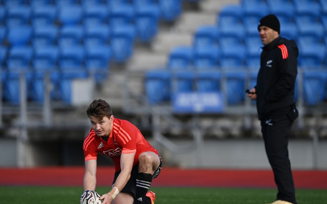 Beauden Barrett and kicking coach David Hill during a New Zealand All Blacks training session 2021.