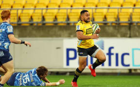 Ngani Laumape makes a break, Hurricanes v Blues. Super Rugby Aotearoa, Sky Stadium, Wellington, New Zealand, Saturday 18 July 2020.