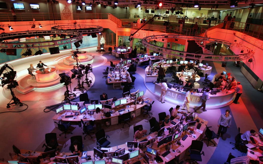 A general view shows the newsroom at the headquarters of the Qatar-based Al-Jazeera satellite news channel in Doha 14 November 2006. The English-language version of Al-Jazeera's launches 15 November 2006 after a year-long delay. The pan-Arab TV station is out to capitalise on the strategic importance of London as a European capital when it kicks off its English-language service tomorrow. AFP PHOTO/KARIM JAAFAR (Photo by KARIM JAAFAR / AFP)
