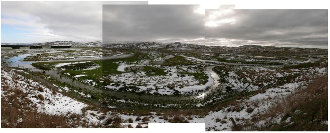 Upper Taieri River scrolls across the Maniototo Plain
