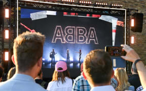 At the Abba event "Abba Voyage" at the hotel "nhow Berlin" a new album and a hologram show of the band Abba is announced in front of fans. Press conferences on the new plans of the band Abba take place.