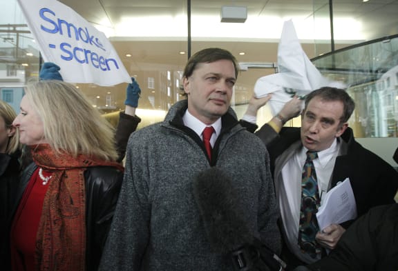 British investigative reporter Brian Deer (R) confronts British Doctor Andrew Wakefield (C) as he arrives with his wife Carmel (L) at the General Medical Council (GMC) in central London, on January 28, 2010.