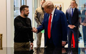 NEW YORK, NEW YORK - SEPTEMBER 27: (L-R) Ukrainian President Volodymyr Zelensky and Republican presidential nominee, former U.S. President Donald Trump, shake hands during a meeting on September 27, 2024 in New York City. The meeting coincides with President Zelensky's visit to New York for the United Nations General Assembly.   Alex Kent/Getty Images/AFP (Photo by Alex Kent / GETTY IMAGES NORTH AMERICA / Getty Images via AFP)