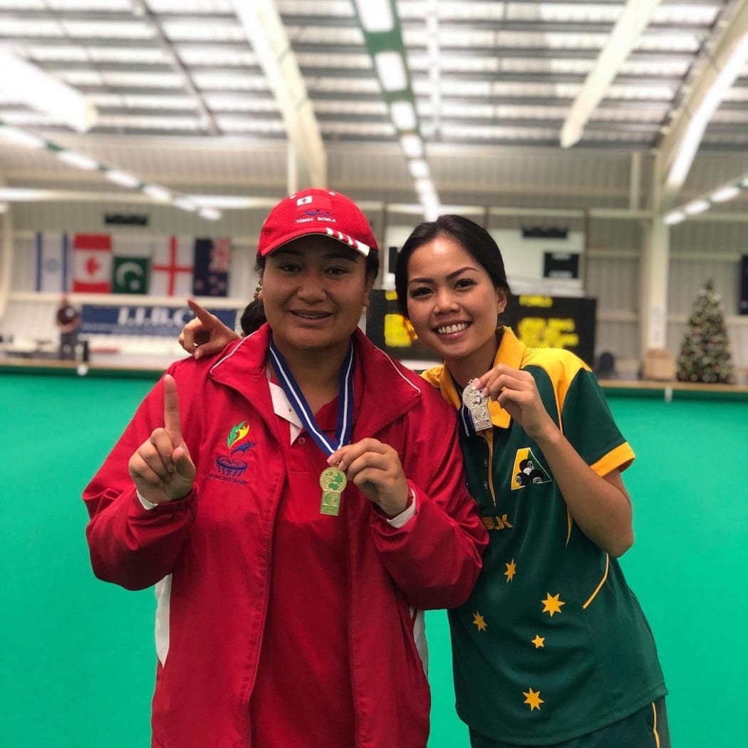 Tonga's Paris Baker with runner up Jessica Srisamruaybai at the World Under-25 Ladies' Championship.