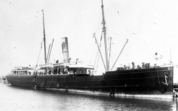 The steamship Talune at the Napier breakwater in 1908.