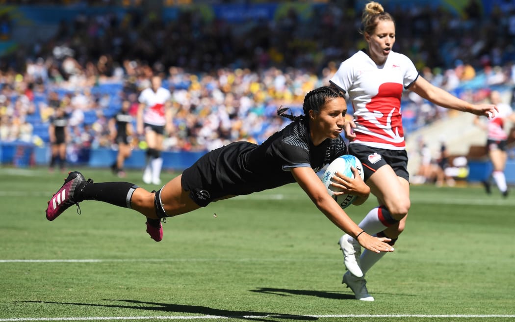 Sarah Goss dives over for a try.
New Zealand v England, Semi Final.
Rugby Sevens. Robina Stadium. Commonwealth Games, Gold Coast, Australia. Sunday 15 April 2018. Â© Copyright photo: Andrew Cornaga / www.photosport.nz