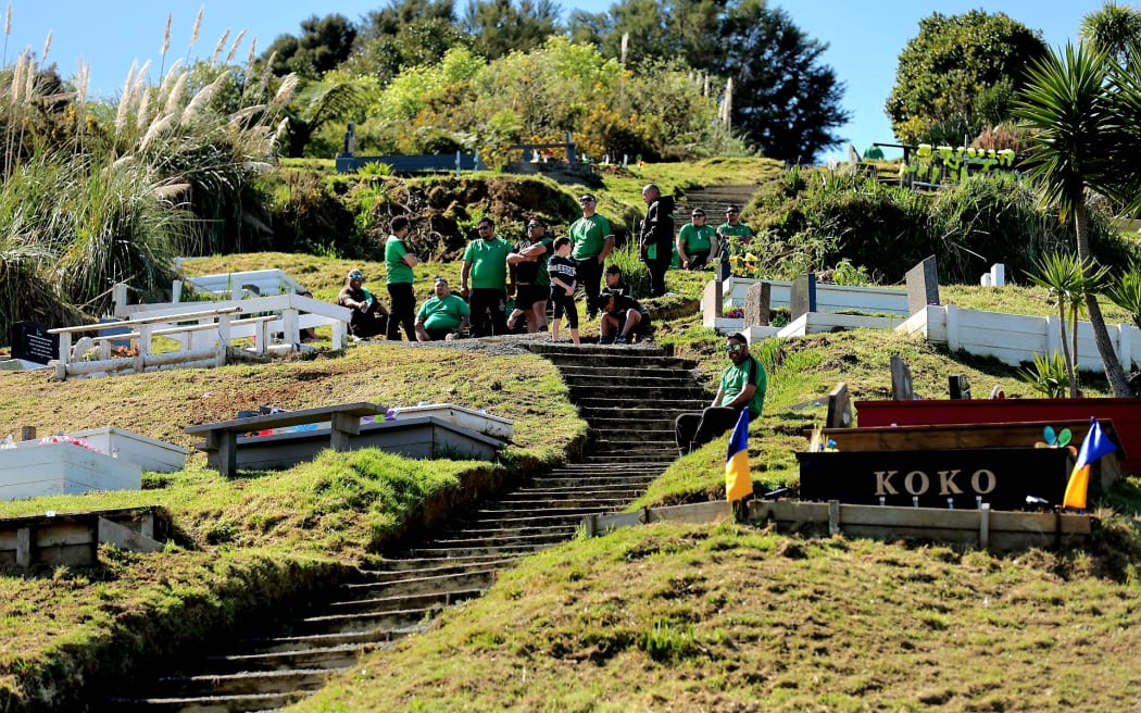 Onlookers wait for Kiingi Tuheitia's body to arrive at Taupiri maunga