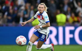 England's forward Chloe Kelly celebrates after successfully scoring the winning penalty in the UEFA Women's Euro 2025 final against Spain.