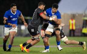 Manu Samoa lock Theo McFarland in action against the Māori All Blacks.
