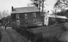 17th April 1907:  The Glynne Arms, a crooked public house and outbuildings, leaning because of subsidence and soil erosion at Himley Street.  (Photo by Topical Press Agency/Getty Images)
