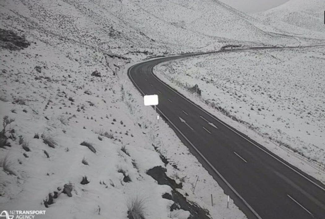 Snow along SH8 towards Lindis Pass Summit.