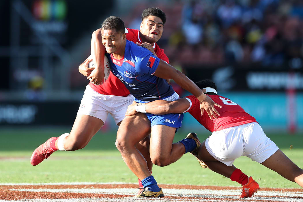 Samoa's Alamanda Motuga takes on the Tongan defence in Hamilton.