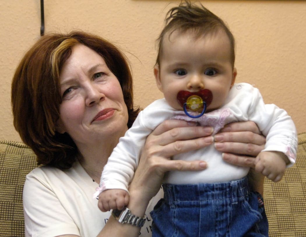 Annegret Raunigk in November 2005 holding her 13th child, daughter Lelia.