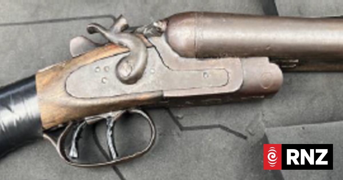 Man arrested after police seize sawn-off shotgun, drugs | RNZ
