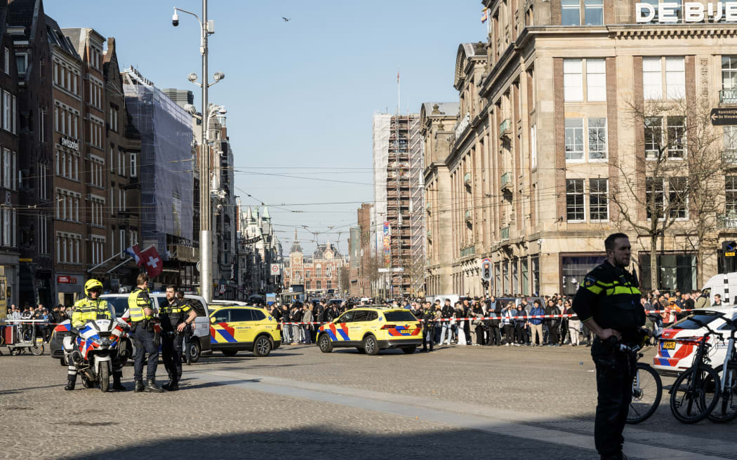 Police cordon the area where five person were wounded during a stabbing attack near the central Dam Square in Amsterdam on March 27, 2025. A suspect was placed into custody. "We currently have no information about the cause or motive of the stabbing incident. This is part of our investigation," police said in a statement. There was no immediate information on the condition of those wounded. (Photo by Simon Lenskens / various sources / AFP) / Netherlands OUT / NETHERLANDS OUT / NETHERLANDS OUT