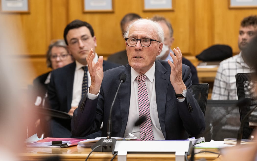 Sir Geoffrey Palmer gives evidence to the Parliament Bill Select Committee.