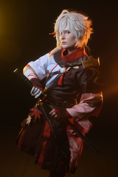 Cosplayer Silver Comet dressed as Kaedehara Kazuha from Genshin Impact.