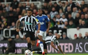 Newcastle United's Callum Wilson in action during the Premier League match between Newcastle United and Everton at St. James's Park, Newcastle on Wednesday 19th October 2022.  (Photo by Mark Fletcher/MI News/NurPhoto) (Photo by MI News / NurPhoto / NurPhoto via AFP)
