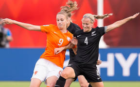 Vivianne Miedema jostles with Katie Duncan, 2015.