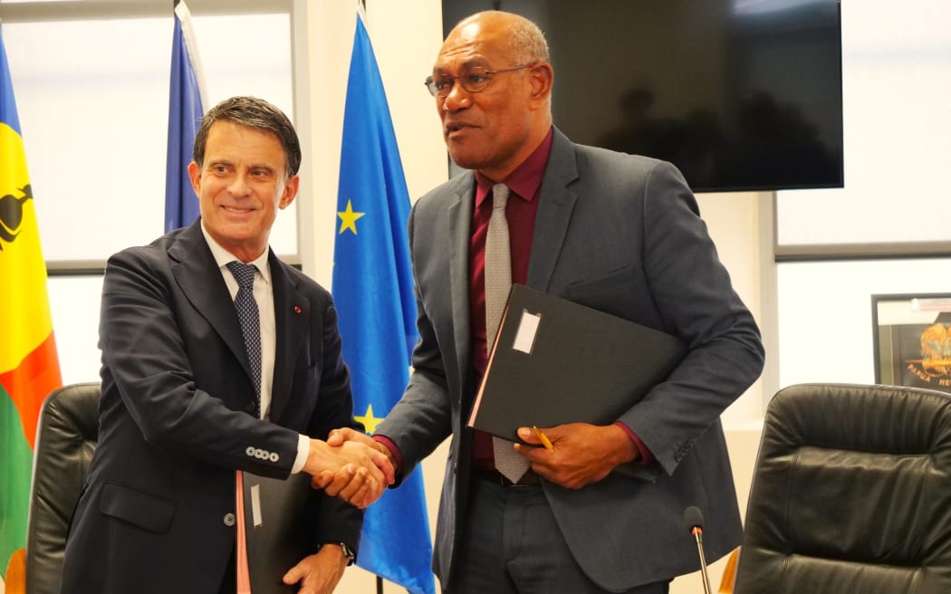 French Minister for Overseas Manuel Valls, left, and New Caledonia President Alcide Ponga sign loan for €1 billion. 29 March 2025.