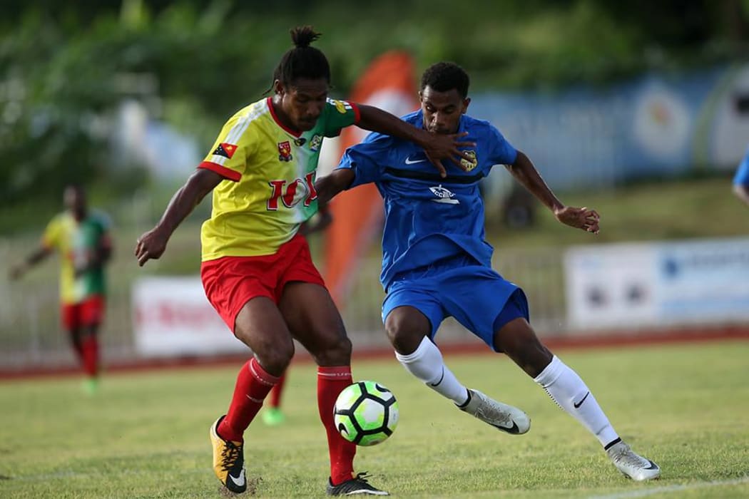 Nalkutan's Azariah Soromon up against Lae City Dweller's Valentine Nelson. OFC Champions League 2018, Group A, Lae City Dwellers FC vs Nalkutan FC, Korman Stadium, Vanuatu, Friday 16th February 2018.