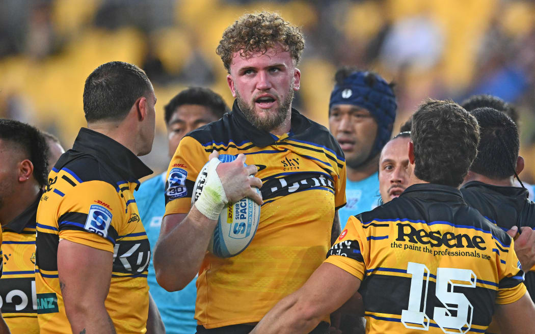 Hurricanes lock Warner Dearns keeps door open for NZ return | RNZ News