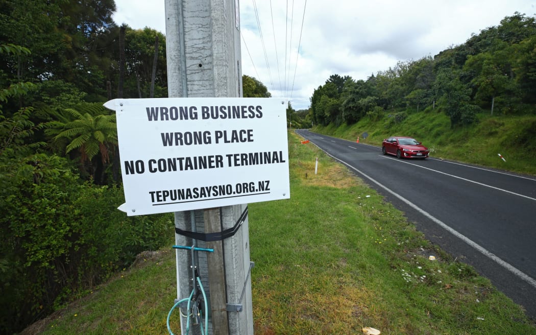 Sign opposing container business - single use only