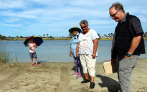 Ngati Kahu’s Tawakeiti Reti, Hikitia Laing and Kiri Brown inspect tyre tracks leading into Lake Waiporohita with regional council Lakes Catchment Advisor Will Trusewich.