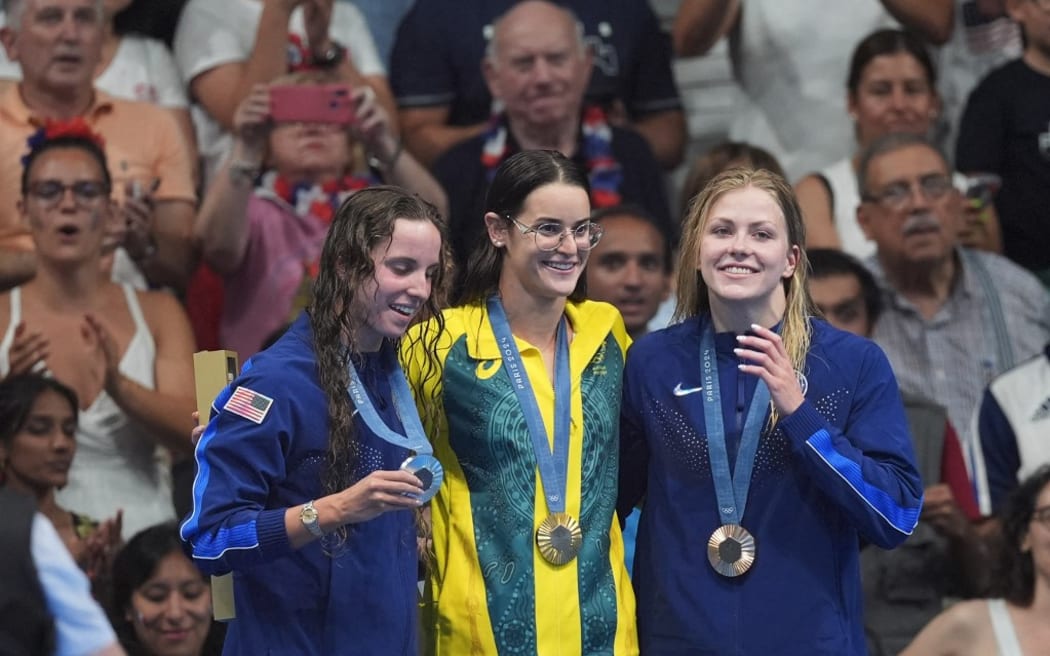 (L to R) United States' SMITH Regan, silver, Australia's McKEOWN Kaylee, gold, and United States' BERKOFF Katharine, bronze, attend an award ceremony of the women's swimming 100m backstroke in the Paris Olympics at the Paris la Defense Arena in Nanterre, France, on July 30, 2024.( The Yomiuri Shimbun ) (Photo by Takumi Harada / Yomiuri / The Yomiuri Shimbun via AFP)