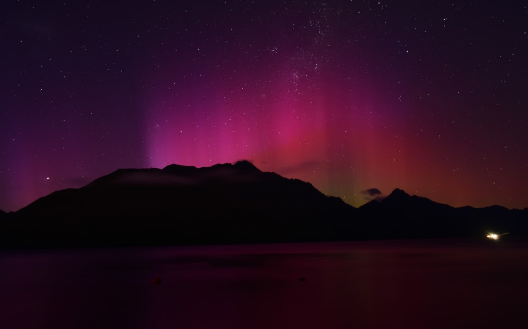 Brillantes auroras iluminan a los fotógrafos del sur