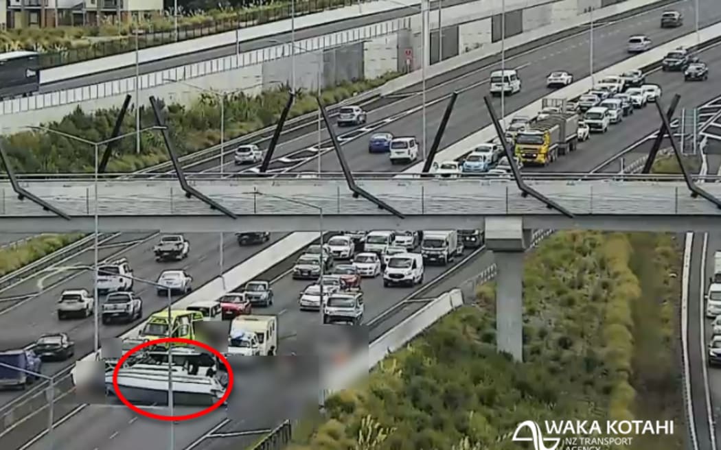 Traffic building on SH1 after a boat fell from a trailer.