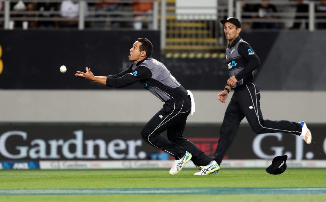 New Zealand's Ross Taylor (L) is unable to take a catch as teammate Anaru Kitchen (R) looks on, during the final Twenty20 Tri Series international cricket match between New Zealand and Australia at Eden Park in Auckland on February 21, 2018.  / AFP PHOTO / MICHAEL BRADLEY