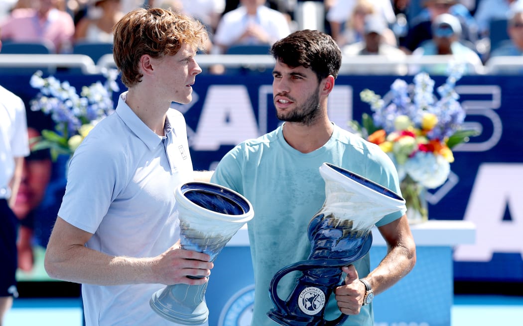 Carlos Alcaraz, right, consoles Jannik Sinner after the Italian retired ill during the final of the the Cincinnati Open in Mason, Ohio, 19 August, 2025. (Matthew Stockman/Getty Images/AFP)