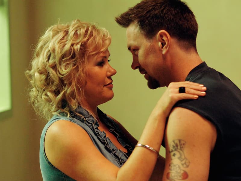 Cheryl and Wolfgang West (Robyn Malcolm and Grant Bowler) during a scene in the first series of Outrageous Fortune