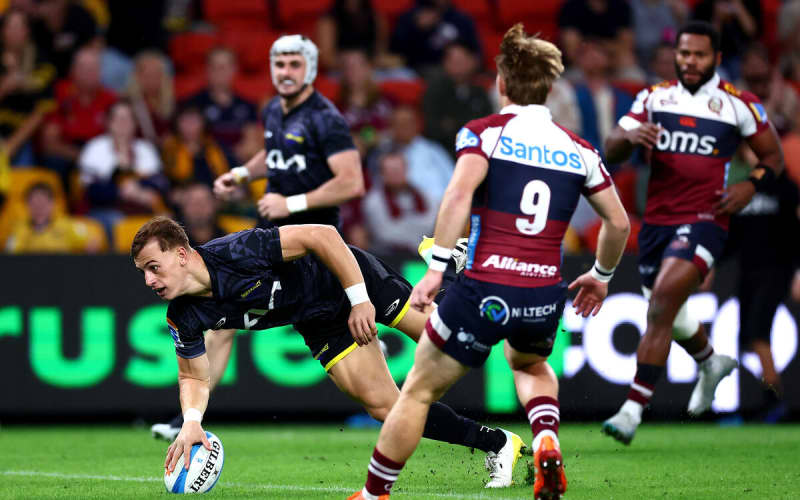 Hurricanes storm into top four with win over Reds | RNZ