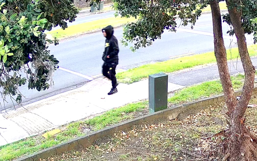 Police want to identify this man after a jogger was assaulted in south Auckland.