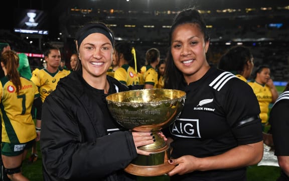Les Elder and Linda Itunu with the Laurie O'Reilly Memorial Trophy.