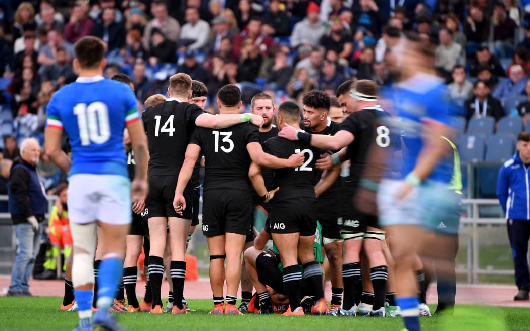 All Blacks huddle playing Italy 2018.