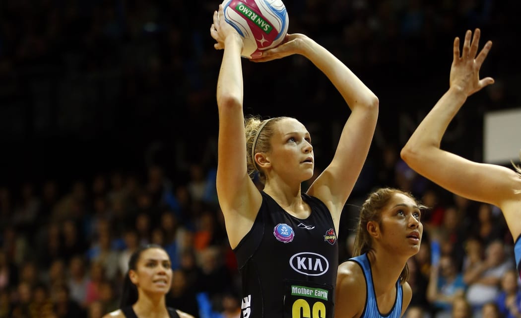 The Waikato Bay of Plenty Magic's Joanne Harten shoots.