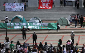 BERKELEY, CALIFORNIA - APRIL 22: Pro-Palestinian protesters set up a tent encampment in front of Sproul Hall on the UC Berkeley campus on April 22, 2024 in Berkeley, California. Hundreds of pro-Palestinian protesters staged a demonstration in front of Sproul Hall on the UC Berkeley campus where they set up a tent encampment in solidarity with protesters at Columbia University who are demanding a permanent cease-fire in the war between Israel and Gaza.   Justin Sullivan/Getty Images/AFP (Photo by JUSTIN SULLIVAN / GETTY IMAGES NORTH AMERICA / Getty Images via AFP)