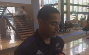 Aaron Smith issuing an apology to reporters at the airport.