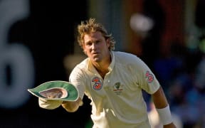 Australian leg-spinner Shane Warne takes his hat off and bows to the crowd after dismissing Flintoff on day three of the 5th Ashes test match between Australia and England at the Sydney Cricket Ground, Sydney, Australia on 4 January, 2007.
