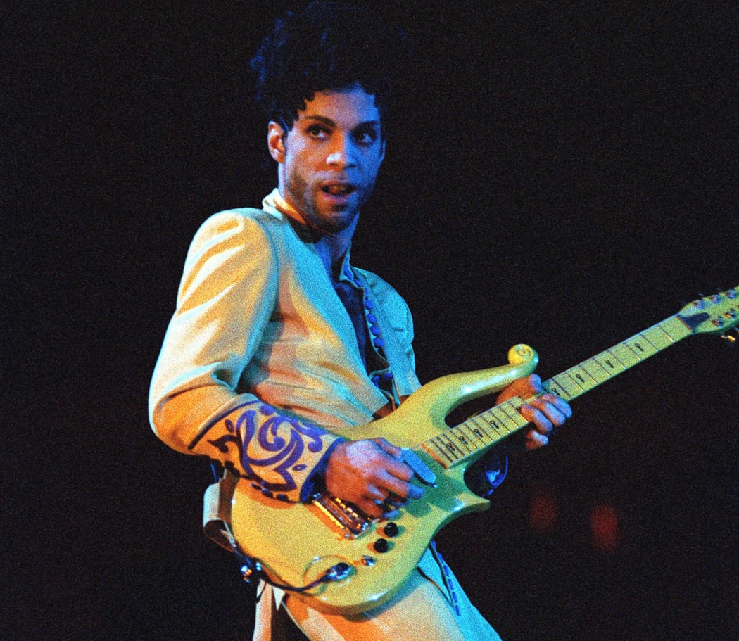 A Yellow Cloud electric guitar owned and played by the late pop star Prince has sold at auction in the US for $137,500 (£100,000).