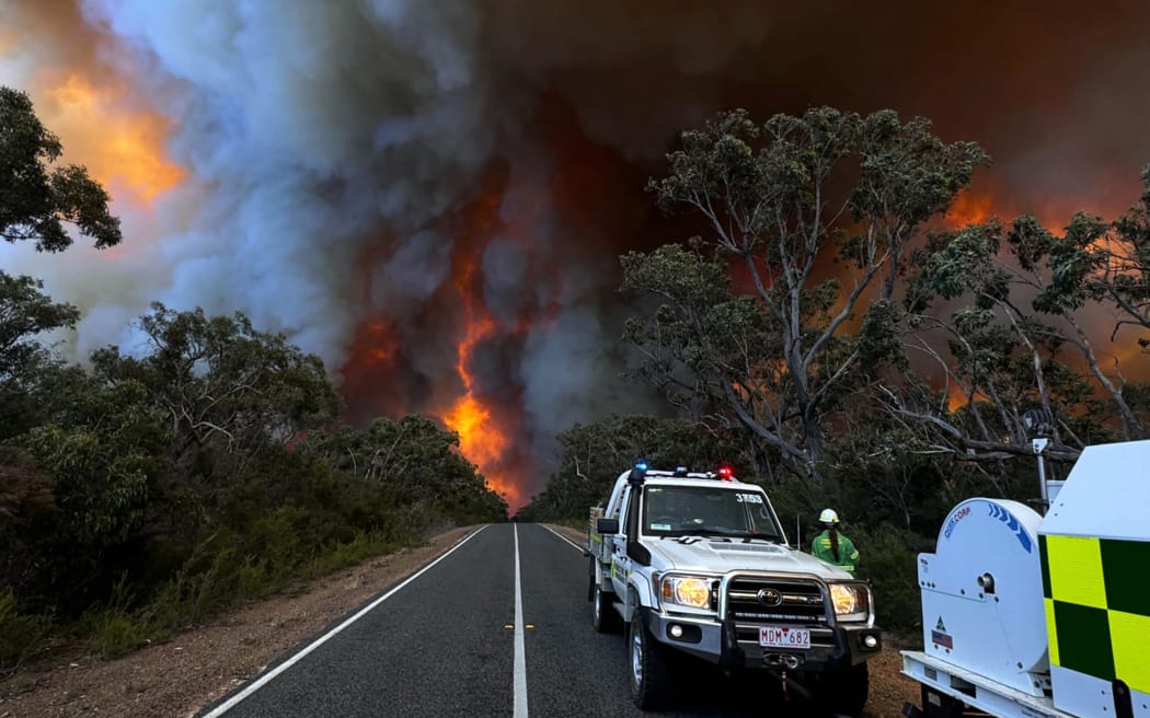 This undated handout image received on December 26, 2024 from the State Control Centre of the Victoria Emergency Services shows officials on a road near a bushfire in the Grampians National Park in Australia's Victoria state. (Photo by Handout / STATE CONTROL CENTRE - VICTORIA EMERGENCY SERVICES / AFP) / RESTRICTED TO EDITORIAL USE - MANDATORY CREDIT "AFP PHOTO /  STATE CONTROL CENTRE - VICTORIA EMERGENCY SERVICES" - NO MARKETING - NO ADVERTISING CAMPAIGNS - DISTRIBUTED AS A SERVICE TO CLIENTS
